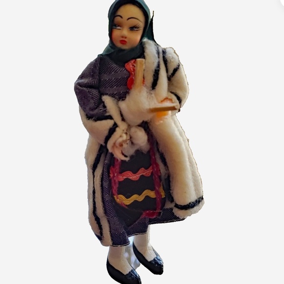 THREE different Collector Dolls, Vintage, in Traditional Outfit, 7"tall - Picture 5 of 6